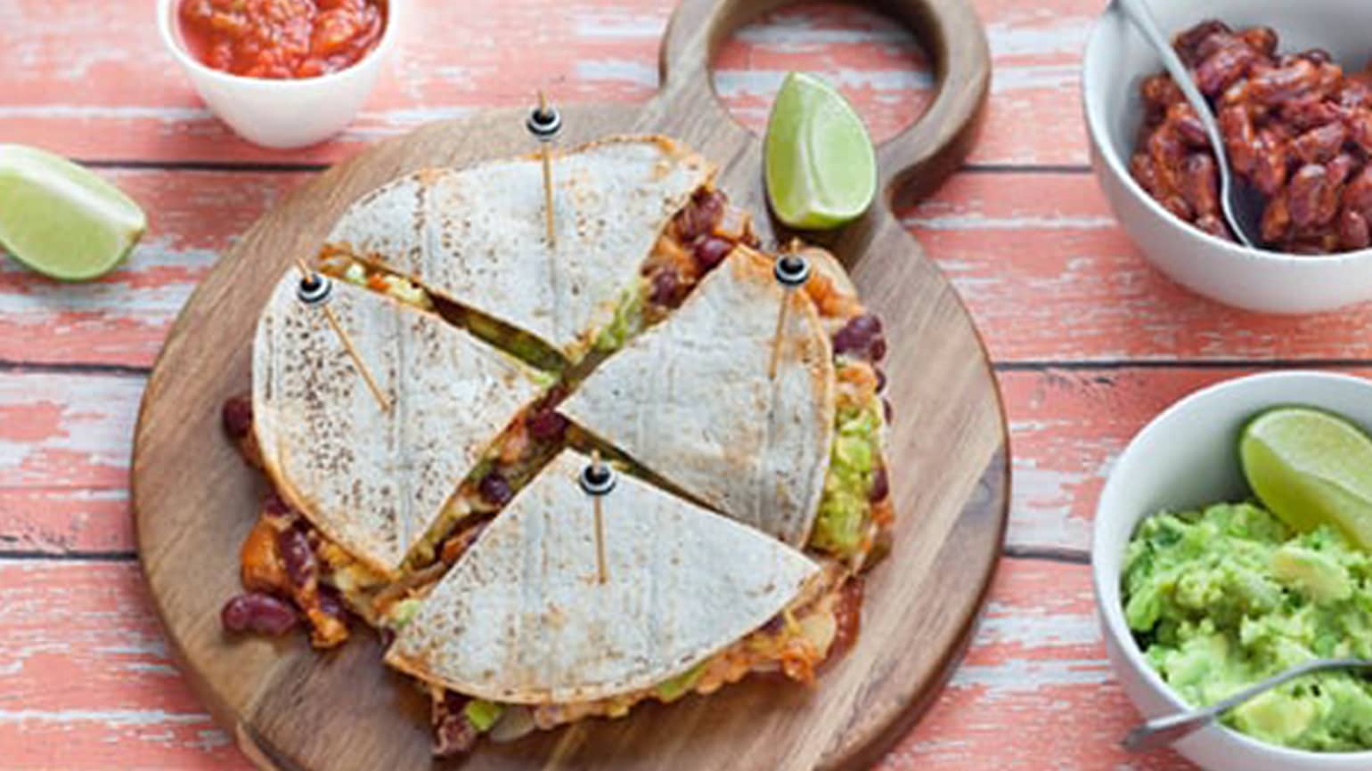 Fajitas en formato quesadilla con aguacates machacados, queso cheddar y judías rojas